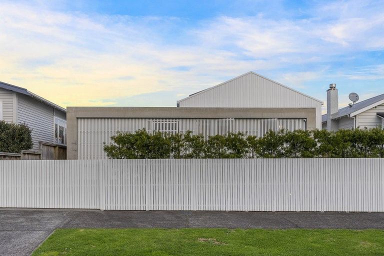 Photo of property in 90 Walker Road, Point Chevalier, Auckland, 1022