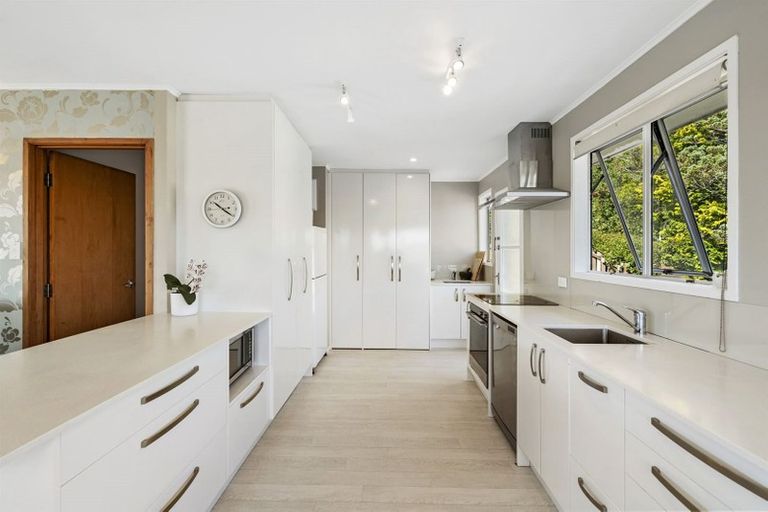 Photo of property in 2/14 Target Road, Totara Vale, Auckland, 0629