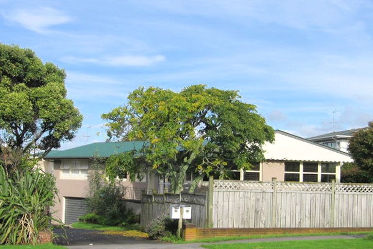 Photo of property in 1/16 Bradbury Road, Botany Downs, Auckland, 2010
