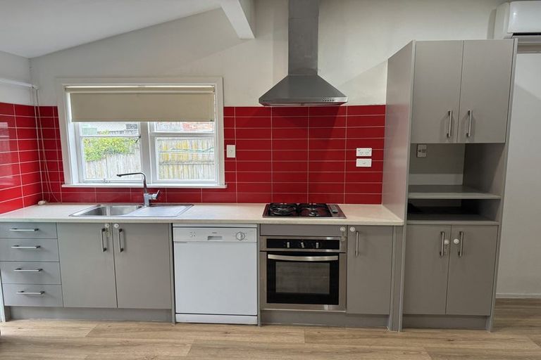 Photo of property in 31 Newington Road, Henderson, Auckland, 0612