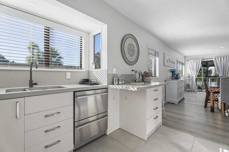 Photo of property in 27 Pohutukawa Avenue, Shelly Park, Auckland, 2014