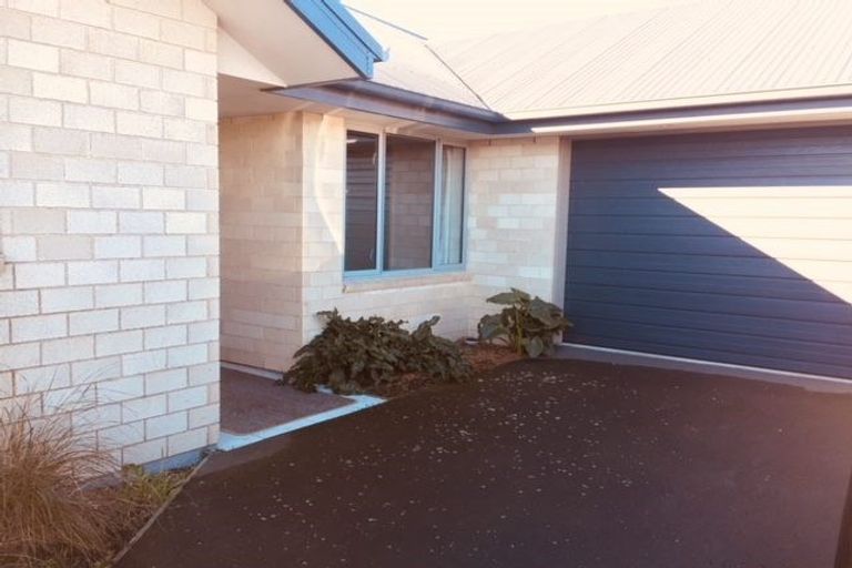 Photo of property in 19 Papaumu Green, Parklands, Christchurch, 8083