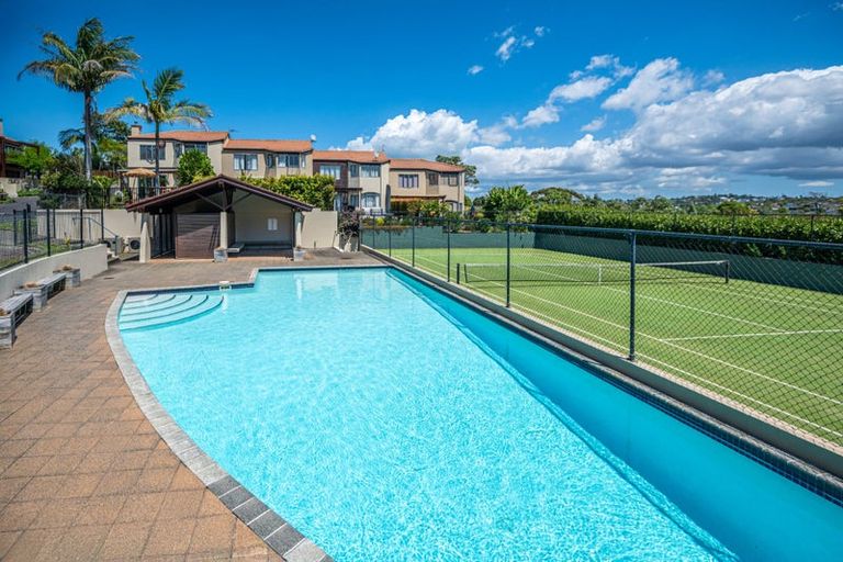 Photo of property in 9/8 Tobago Place, Sunnynook, Auckland, 0620