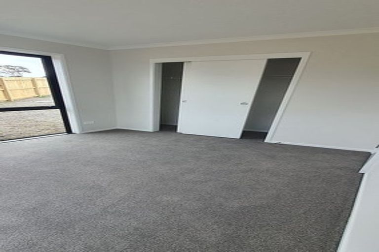 Photo of property in 33 Red Hills Road, Massey, Auckland, 0614