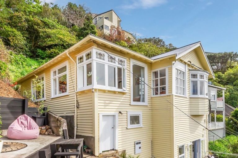 Photo of property in 27 Garden Road, Northland, Wellington, 6012