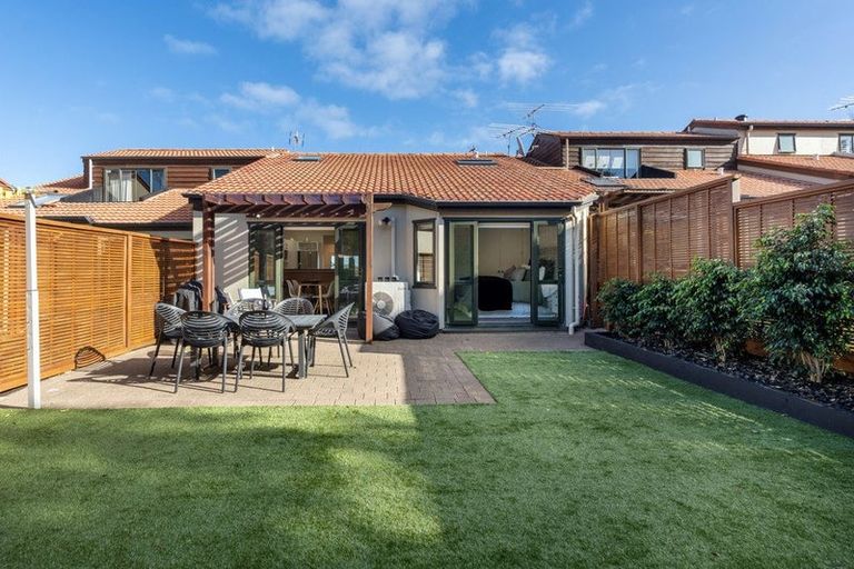 Photo of property in 10/8 Tobago Place, Sunnynook, Auckland, 0620