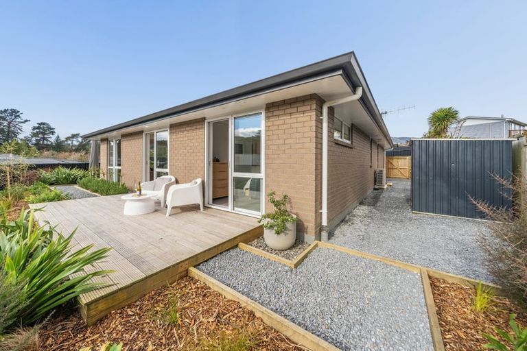 Photo of property in 15 Rewarewa Way, Timberlea, Upper Hutt, 5018