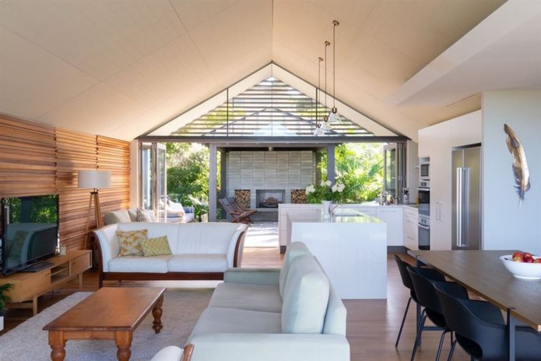 Photo of property in 26 Aotearoa Terrace, Murrays Bay, Auckland, 0630