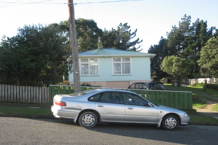 Photo of property in 5 Worcester Place, Cannons Creek, Porirua, 5024