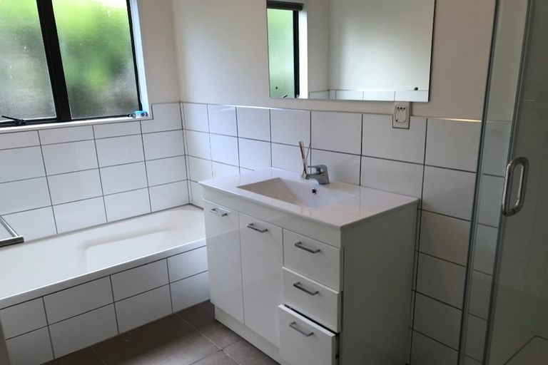 Photo of property in 25 Unsworth Drive, Unsworth Heights, Auckland, 0632