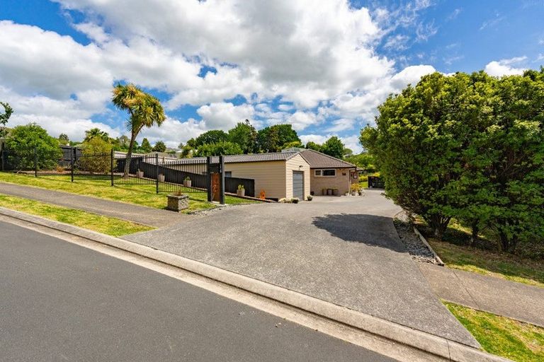 Photo of property in 16 Gavinike Place, Waimauku, 0812