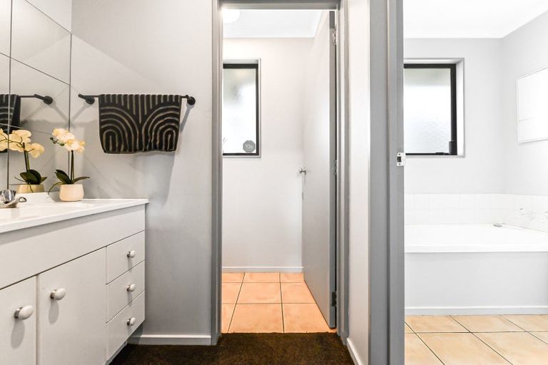 Photo of property in 16 Palm Grove Drive, Western Heights, Hamilton, 3200