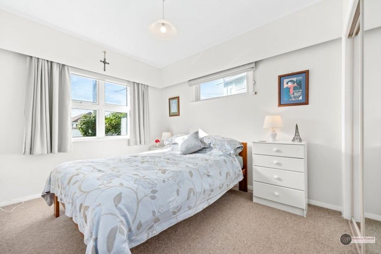 Photo of property in 18 Holyoake Crescent, Avalon, Lower Hutt, 5011