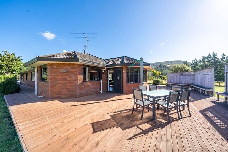 Photo of property in 150 Upper Fitzherbert Road, Wainuiomata, Lower Hutt, 5373