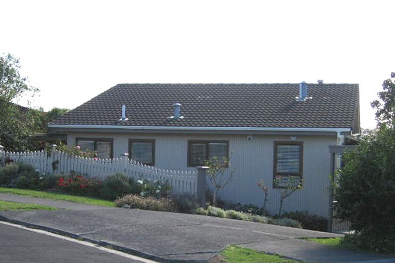 Photo of property in 8 Hollyhock Place, Browns Bay, Auckland, 0630
