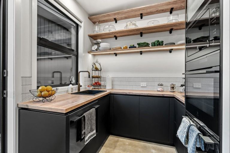 Photo of property in 72 Point Wells Road, Point Wells, 0986