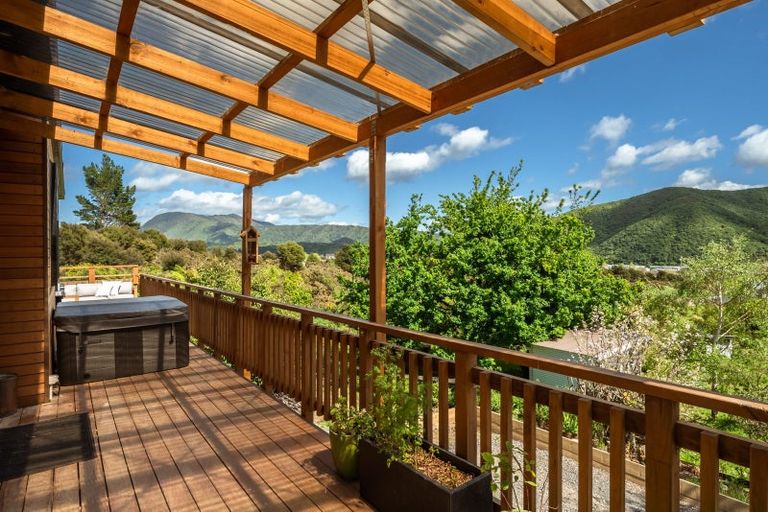 Photo of property in 30 Waimarama Street, Waikawa, Picton, 7220