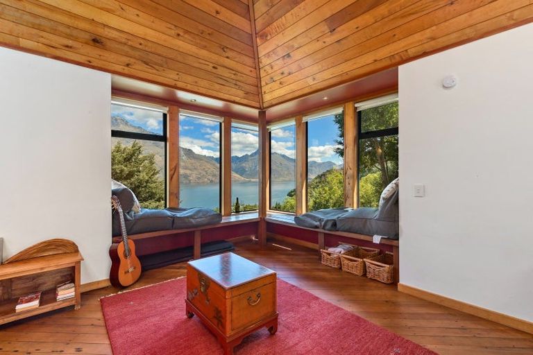 Photo of property in 10 Mckerrow Place, Sunshine Bay, Queenstown, 9300