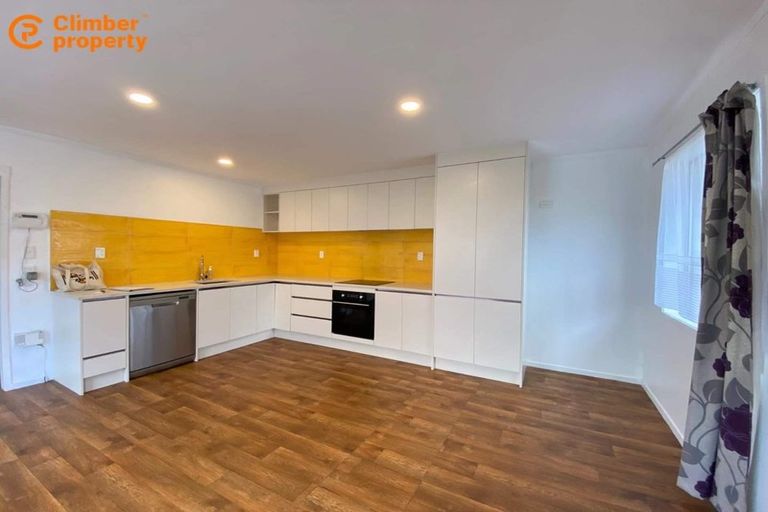 Photo of property in 2/2 Aotea Road, Glen Eden, Auckland, 0602