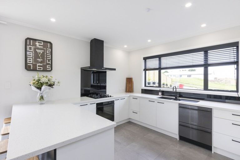 Photo of property in 49 Vaucluse Heights, Fitzherbert, Palmerston North, 4410