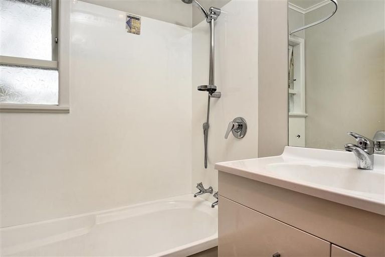 Photo of property in 3 Taupo Street, Green Bay, Auckland, 0604