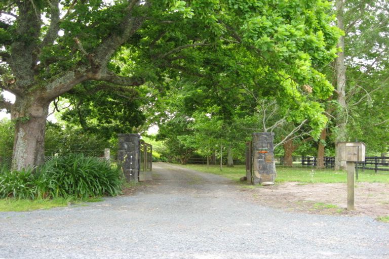 Photo of property in 948 Old North Road, Waimauku, 0882