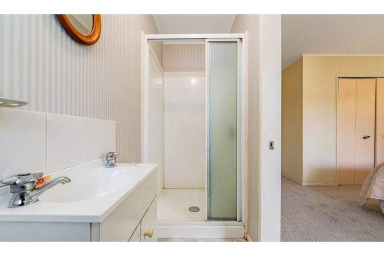 Photo of property in 29 Taupiko Place, Green Bay, Auckland, 0604