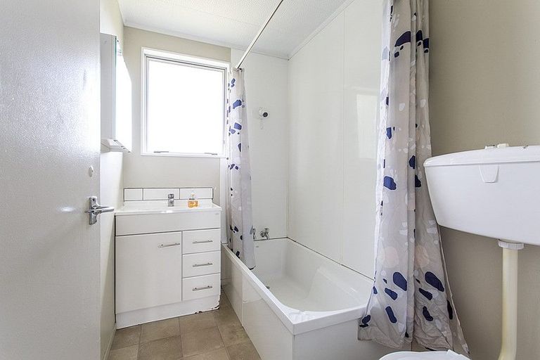 Photo of property in 2/14 Te Moau Avenue, Parakai, 0830