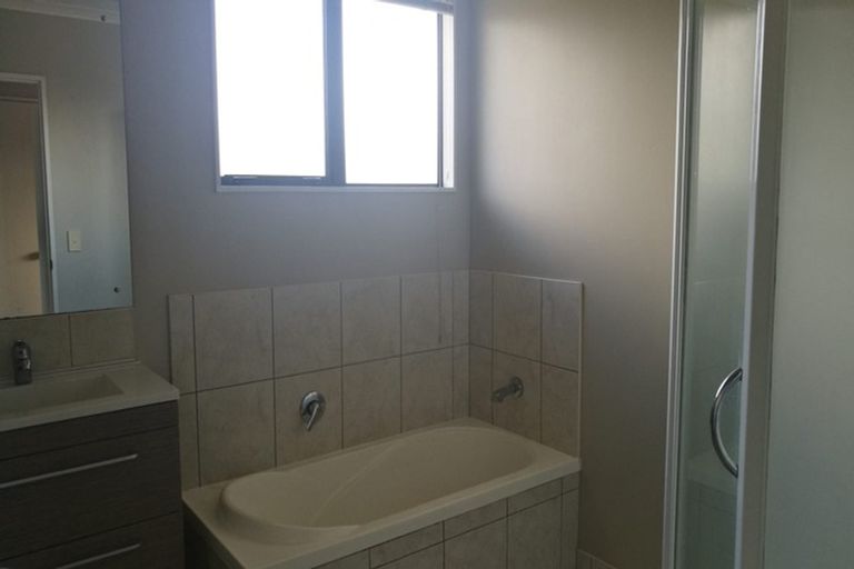 Photo of property in 32 Misty Valley Drive, Henderson, Auckland, 0612