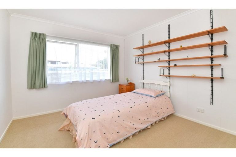 Photo of property in 6a Doment Crescent, Orewa, 0931
