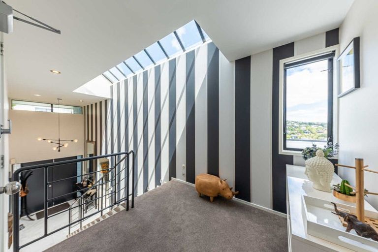 Photo of property in 9 Inverness Lane, Redcliffs, Christchurch, 8081