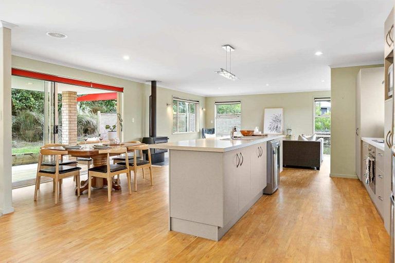 Photo of property in 24 Gavinike Place, Waimauku, 0812