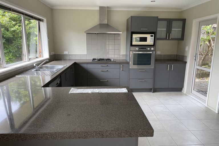 Photo of property in 4 Ravine Lane, Oteha, Auckland, 0632