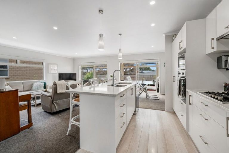 Photo of property in 8 Waitaha Close, Orewa, 0931