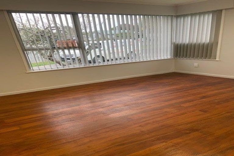 Photo of property in 35 Thornlow Street, Glendene, Auckland, 0602