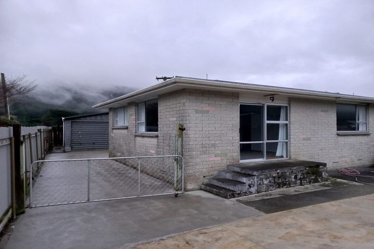 Photo of property in 2/306 Wellington Road, Wainuiomata, Lower Hutt, 5014