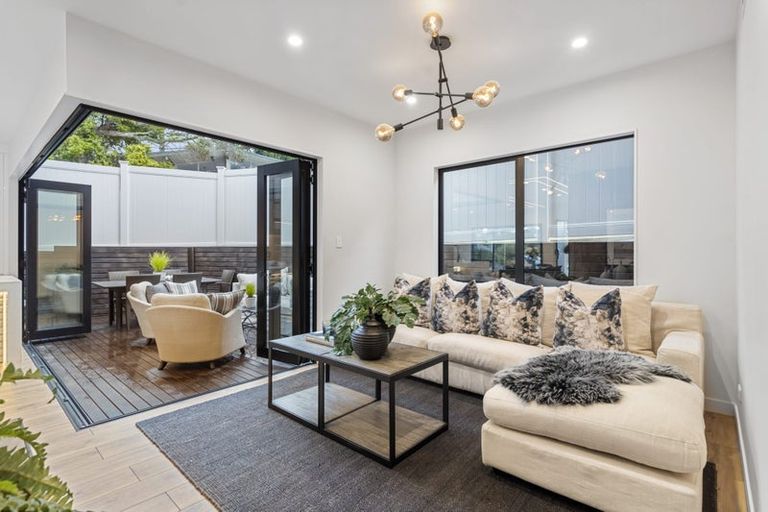 Photo of property in 19a Arosa Place, Forrest Hill, Auckland, 0620