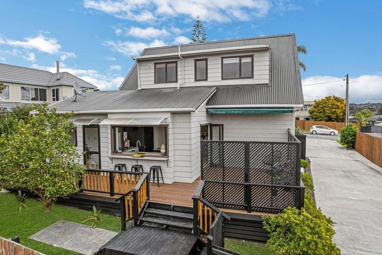 Photo of property in 12 Cleve Road, Green Bay, Auckland, 0604