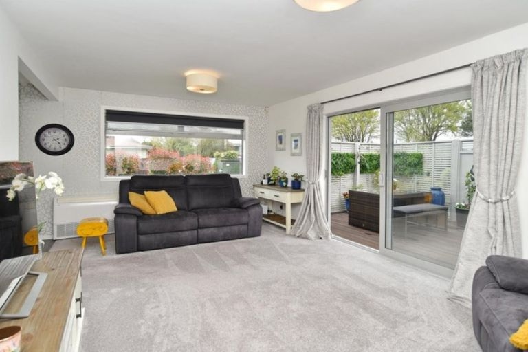 Photo of property in 3 Cam Place, Harewood, Christchurch, 8051