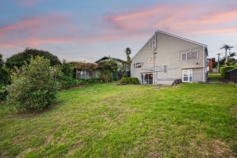 Photo of property in 20 Peter Terrace, Castor Bay, Auckland, 0620