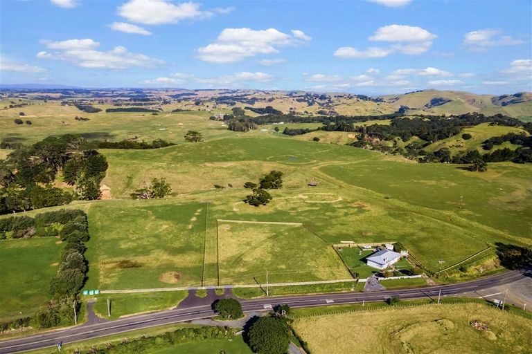 Photo of property in 2590 Awhitu Road, Awhitu, 2684