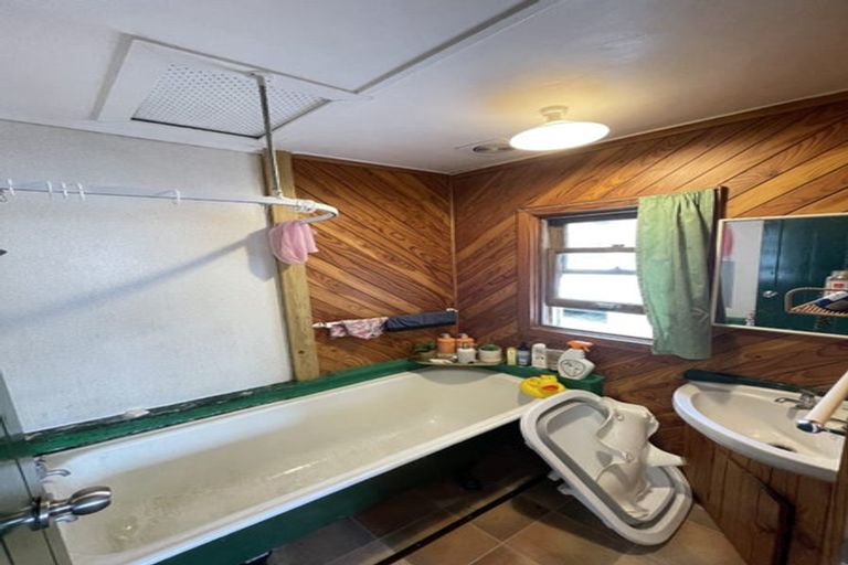 Photo of property in 11 Clayburn Road, Glen Eden, Auckland, 0602