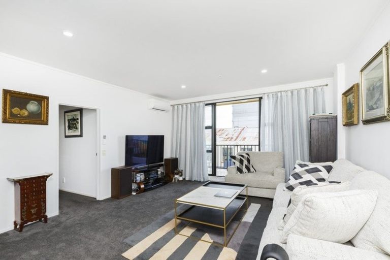 Photo of property in Maddison Apartments, 2/6c Queen Street, Palmerston North, 4410