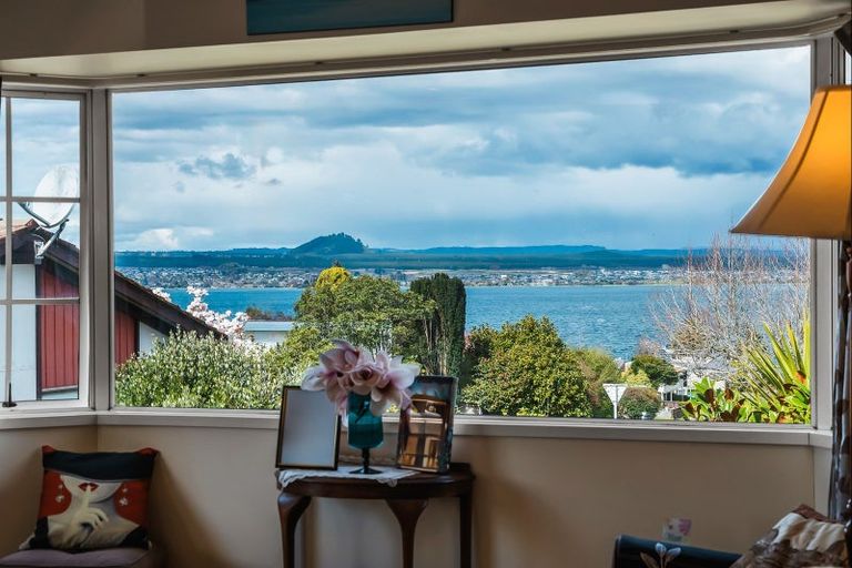 Photo of property in 2/8 Kinder Street, Acacia Bay, Taupo, 3330