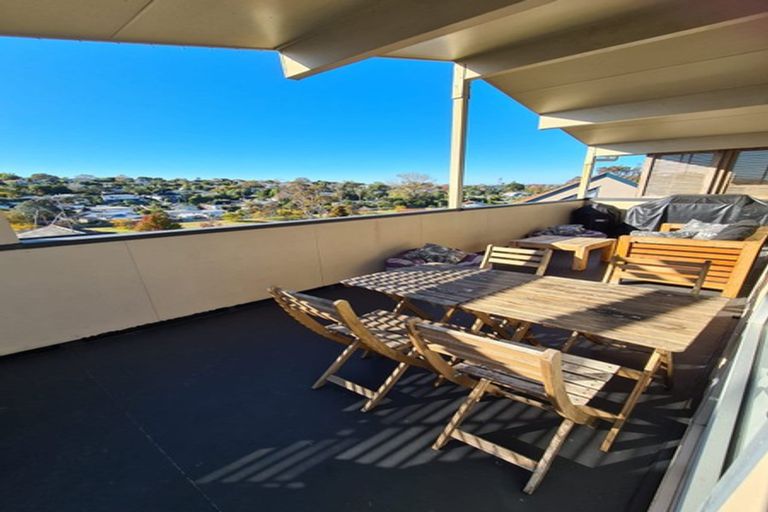 Photo of property in 2/42 Knightsbridge Drive, Forrest Hill, Auckland, 0620