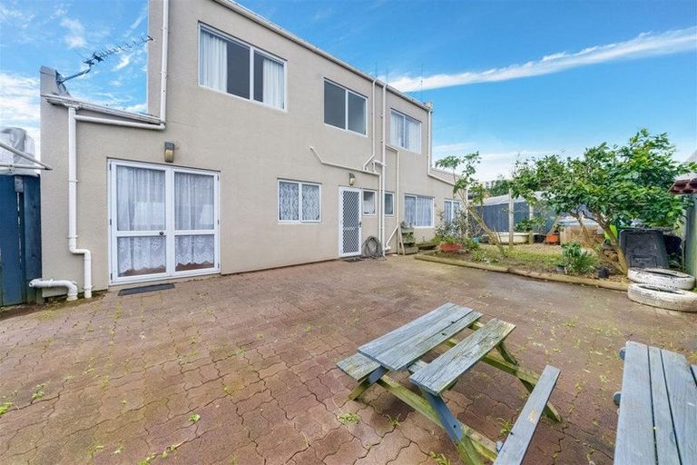 Photo of property in 2/50 Blanes Road, Weymouth, Auckland, 2103