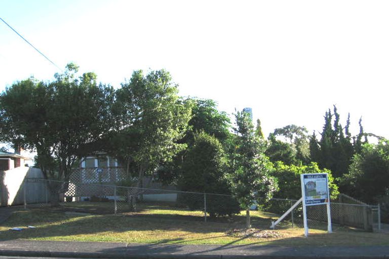 Photo of property in 1/5 Sunnyside Road, Sunnyvale, Auckland, 0612