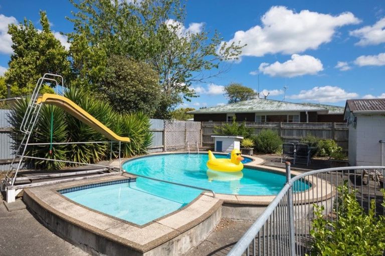 Photo of property in 11 Dorset Crescent, Hokowhitu, Palmerston North, 4410