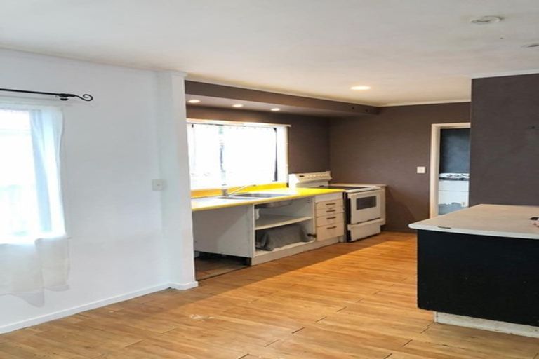 Photo of property in 52 Kelwyn Road, Kelston, Auckland, 0602