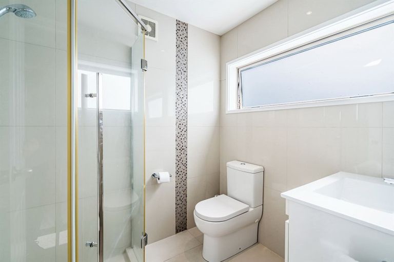 Photo of property in 9 Namsan Close, Fairview Heights, Auckland, 0632